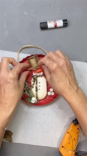 Holiday Rustic Snowman & Dollar Tree bottle cap/pie tin. Christmas in July, snowmanChristmas crafts