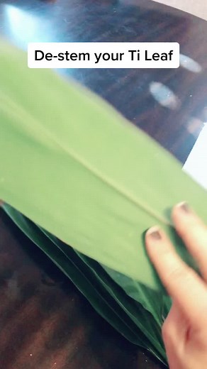 Ti Leaf Lei Po'o Tutorial with Raffia and Scissors