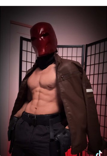 I got that comic book accurate physique 😤 Jason Todd is so cool but also hot 🥵 When are we getting a live action red hood 🥺 Side note: cosplay is for a everyone and you shouldn’t be pressured not cosplay a character because you look a certain way 😤. I know it probably doesn’t mean that much coming from me but comments making fun of people’s appearances just makes the cosplay community more toxic. Just cosplay the characters you want and don’t let people tell you that you can’t 😤 Also hi @@T