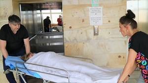 Dyrektor zmienia garnitur na fartuch pielęgniarski i opiekuje się pacjentami