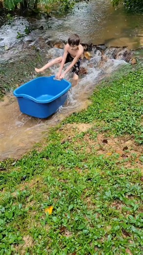 Plastic Tub = Creek Raft for the Kids! 🛁🌊😂 #JungleLife #CreekFloat #OffGridLiving | Crazy jungle adventures
