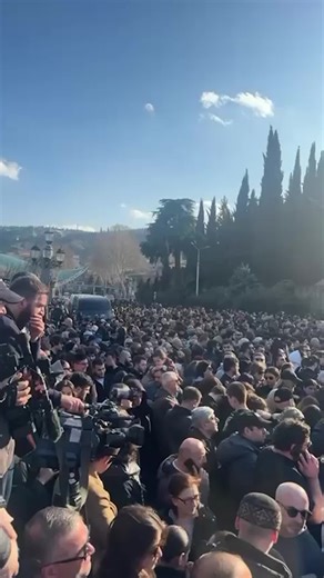 საპატრიარქოსთან შეკრებილი მოქალაქეები პატრიარქის გამოსვენებას ელოდებიან.