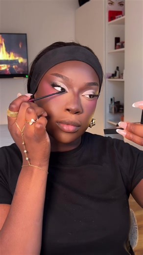 Replying to @Dr Bae 😘 Product List: @Shades of London Eyeshadow Palettes @Bobbi Brown Highlighting Powder “Bronze Glow” @Too Faced Disco Crush Sparkle “Magic Sprinkles” @Lilly Lashes Half Lash “Enticing” @Lisa Eldridge Eyeliner & Mascara “Burnt Umber” @Clinique High Impact Mascara