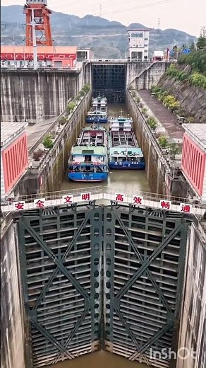 As the water level rises, ships sail upstream through the locks of Caojie Power Station#amazingchina