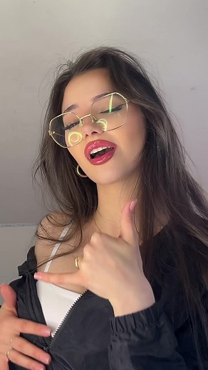 Hand Gestures and Expressions in Everyday Communication
