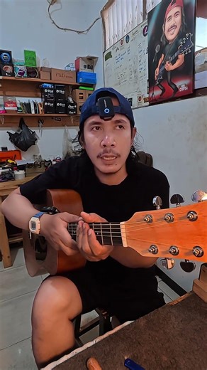 Jr Sanjaya acoustic guitar, price 500 thousand, those who want to try it directly can come to Fil...