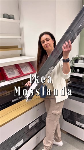 Ikea Mosslanda: una balda versátil Creo que de todas las baldas y soportes de Ikea esta es la que da más juego en decoración. Permite instalarla en dos posiciones con un resultado estético diferente. Además de tener muchos otros usos dentro del hogar. Dentro de muy poquito te enseñaré algunos de ellos y no tiene nada que ver con la idea principal para la que se creó esta pieza. En este dormitorio la usé como remate final del revestimiento de pared. ¿ Te gusta como quedó? #ikea #ikeamosslanda #ik