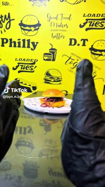 Bun ‘n Bite: Discover the Best Smash Burgers and Bowls