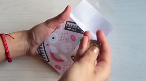 Hola mis cretivos el día de hoy les muestro como realizo estos sobres de papel que quedan muy resistentes y nos sirven para ahorrar o dar algun regalo, espero les guste. #sobres #comohacerunsobre #sobresdeahorro #sobrespararegalos | Adriana Arunima