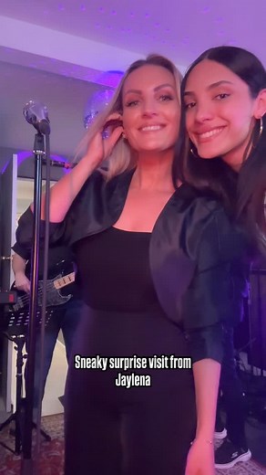 Ooooohhhh some fun today in the studio @singitlive_world #lovethem #70s #disco #90s #australianmusic #musicians #coverband #daughterlove | Nikki Kosmider Heuskes