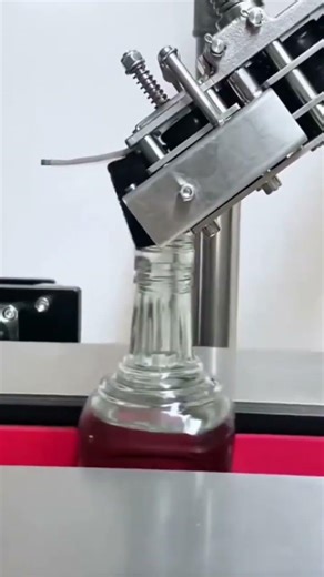 This is how the process of installing bottle caps very firmly by an automatic machine#youtubeshorts