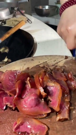 The pig arches its mouth.#A comprehensive guide to making smoked pork leg meat#Sharing of