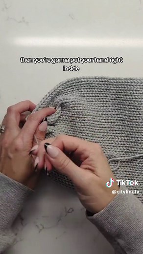 How to make a hat in 5 minutes with this viral knitting machine c/o @OTH Crochet Nook 🧶 #knittok #knittingmachine #knittersoftiktok