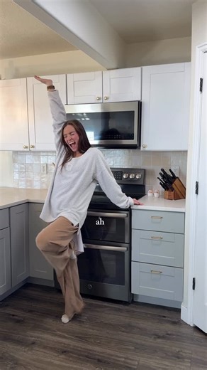Steph Evans | Utah on Instagram: "SHES DONE!!! This was like surprisingly easy. Should I post a cost breakdown?? @homedepot @loweshomeimprovement #homedepotcreator #utahmom #momdiy #backsplashdiy #homereno"