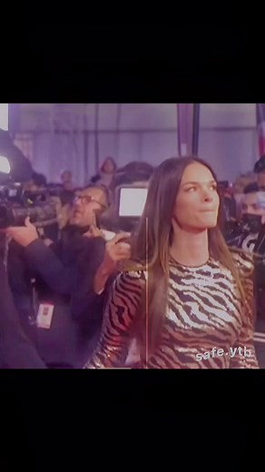 (y’a un vieux trait de bug en plein milieu dsl) elle était tlm dans son élément 😵‍💫#nrjmusicawards #erika #mcflyetcarlito #fyp #ytb