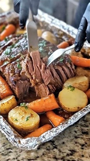 Melt-in-Your-Mouth Sheet Pan Pot Roast. #recipe #easydinner #easyrecipe #cheeselovers #cheesybread