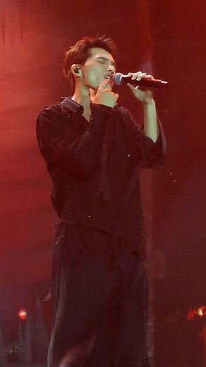 “Ánh Trăng Giả Dối” bản live đỉnh điên, stage còn vô cùng đẹp và nghệ nữa. Thật sự vừa muốn quay focus cam anh vừa muốn quay toàn cảnh sân khấu để lấy được cả LED vì LED cũng đẹp. Điển hình là bài này, vừa quay anh mắt vừa nhìn LED để nhìn biểu cảm của anh trong gương, anh diễn đỉnh lắm lắm ấy, cả đoạn đấm vỡ gương nữa, sao nó nghệ đến vậy 🥹 #QuocThien #SKYNoteLiveConcert #SKYNote2025 #AnhTrangGiaDoi | Chan Azura