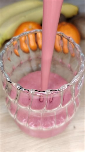 Healthy Strawberry Smoothie 🍓🍓 #smoothies #strawberry #raspberry #honey #healhyfood