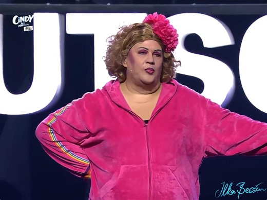 😎 Cindy aus Marzahn: „Ich hab zwei Kinne – und bin stolz drauf!“ – Cindys Body-Positivity-Moment💖 Eine Instagram-Nachricht bringt Cindy auf die Palme: „Lass dir dein Doppelkinn wegmachen!“ Doch statt beleidigt zu sein, kontert sie mit Witz, Selbstliebe und einer Pointe, die das Publikum feiert. 👏🎤✨💕🌈🫶🏼 #ilkabessin #familie #cindyausmarzahn #liebe #humorviral #comedyshow #Respectfully #seidlieb | Ilka Bessin