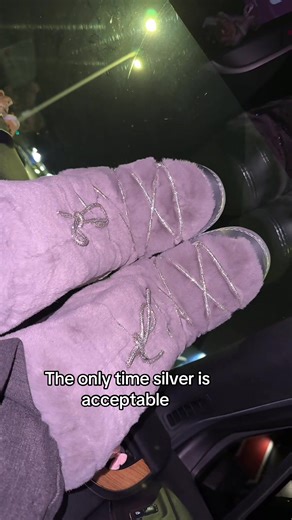 Cute Winter Boots in Silver: Your Style Guide