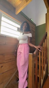 🛏️ LIT DOYLE – Compressé & pratique ✨ Alliez confort, design et praticité avec le lit DOYLE, pensé pour durer et vous simplifier la vie. ✔️ Mousse haute densité avec revêtement polyester interchangeable ✔️ Tête de lit incluse (dim. : 166 × 10 × 100 cm) ✔️ Disponible en 2 tailles : Pour matelas 140 cm : 166 × 203 × 30 cm Pour matelas 160 cm : 186 × 213 × 30 cm Sommier DELIO (vendu séparément ou en pack) : Structure en métal et support de lattes en acier, disponible en 90 × 190 cm, 100 × 200 cm, 