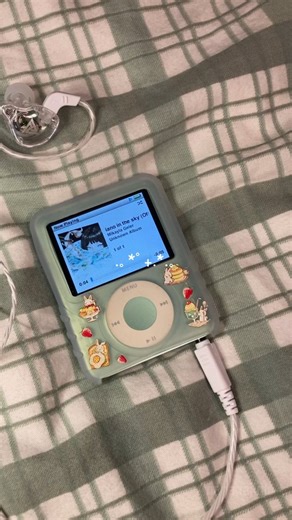 Nana.naji✨ on Instagram: "⋆˚꩜.ᐟ found a cheaper IEM for my sister's iPod nano 3rd gen! she switches between this one & 00s sony headphones ( got it from the tt shop. It's called AK6 from vaorlo) ♡ ♡ ♡ ___________ #y2k #ipodclassic #mp3 #y2ktech #kpop #cozy #fypシ #aesthetic #ipodnano #ipod #iem #earbuds"