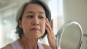 Personne ne le sait, mais voici le premier effet de l'arrêt de l'alcool sur la peau, selon les dermatologues