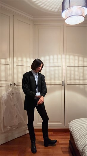 Alessia Bombacci on Instagram: "Un giorno qualcuno ti dirà "ma hai lasciato a casa i pantaloni?" É molto importante che tu ignori quel qualcuno e che sgambetti felice. Si, fine ho adorato questo look, un po' da Gamba A Spillo, la cicogna del Devonshire. E voi che dite, culottine approvate?"