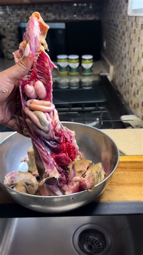 Nettoyage complet du poulet, étape par étape, avec explications pour une cuisine propre et saine. 🥰#fyp #creatorsearchinsights #fyp #foodie #haitiantiktok🇭🇹