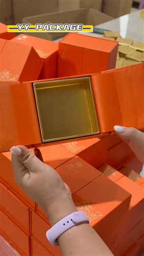 Packing accessories on Instagram: "How do you make an unboxing feel like a red-carpet reveal? 🎬 BEHIND THE SCENES: Crafting the ultimate status-symbol box. 📦 Pearlescent Hermès-Orange Paper – First impression: pure luxury. ✨ Gold Foil Stamp + Gold Interior – Cohesive, rich detailing. ⬆️ Auto-Lift Mechanism – The moment of pure仪式感 magic. This is the “Grand Premiere” Lift Box – where packaging becomes an event. Perfect for watches, jewelry, and flagship tech. Want to give your product this treat