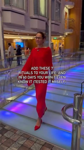 Irina Dağdeviren on Instagram: "1. Start your morning not with your phone, but with 2 glasses of warm water + 5 cold candles in an open window for 60 seconds, and the swelling will disappear as if by magic. 2. Take a 10-minute brisk walk right after breakfast. Even if it’s -5 outside. This is what turns on the microphone for the whole day and makes your waistline pop. 3. Eat every meal at the table, without the phone, slowly. In 60 days, I automatically began eating 30% less and finally felt the