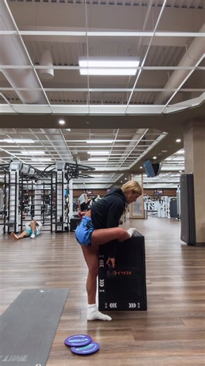 Don’t skip your hip flexor stretch. Your body will thank you later. Fun fact: if you’re training for splits, a lot of the progress actually comes from your hips — not just your hamstrings. Tight hip flexors can limit how deep you get, so opening them up helps create more space, better alignment, and smoother progress over time. Save this for later and stretch smarter ✨