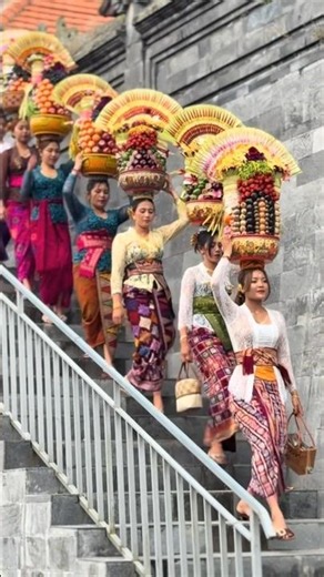 ibu ibu membawa banten gebogan cantik