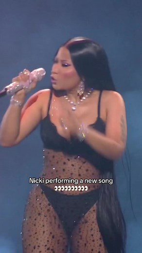 Nicki treating us to a sneak peak of a new song??? Oh yes please 😍😍😍😍 #nickiminaj #vmas