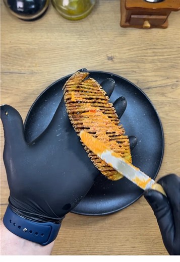 🔥 This potato spiral is way easier than it looks. Cut a flat slice from the potato. Slice it thin at an angle — don’t cut through (skewers help). Flip it and slice again in the opposite direction. Boom — a perfect potato spiral 🥔✨ Soak it in salted water for 20 minutes. Season with paprika a touch of cornstarch. Pan-fry on both sides until golden and ultra crispy 🤤 Perfect as a snack, side dish, or with your favorite dip. Simple. Crunchy. Addictive. 👇 Would you dip it in sauce or eat it as i