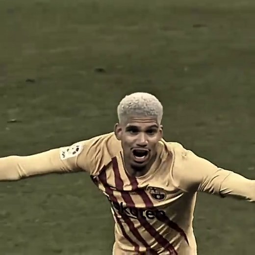Araujo's Unbelievable Defensive Skills Highlight