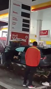 63K views · 103 reactions |  Aksident i rëndë në Veternik të Prishtinës, vetura godet shtyllë në pikën e derivateve Credits: EO | Veriu.info | Facebook