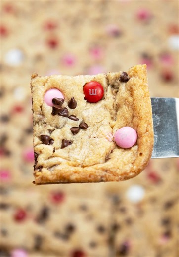 Delicious Valentine M&M Cookie Bars Recipe