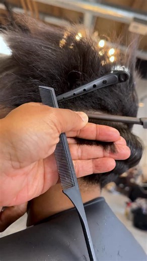 I make curl rows. When I’m curling short hair. I section straight across. Grab a section of hair, and curl that section. Then I move to the next section in that row. And so on and so forth, until I’m finished. Sometimes I use a stove iron, and sometimes I don’t. Why?? #johngeorge | John George Hair