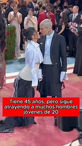 Tiene 45 años, pero sigue atrayendo a muchos 1766 hombres jóvenes de 20. ¿Por qué? Porque a Kourtney c INSPIRATI Kardashian no le importa gastar dinero en ellos. #facebookvirññal #viralpost2025シ #reelsviralシfb #2025viralvideo #eduardoyañez #fypシ゚ #facebookviral #datoscuriosos #CuriosidadesDelMundo #curiosidadeshistoricas | Datos ocultos del planeta
