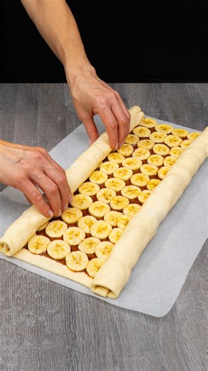 savoureux.tv on Instagram: "Personne ne s'attendait à un tel résultat ! Un dessert simple et rapide à base de pâte feuilletée. Ingredientes pâte feuilletée: 600 g farine: 7 g Nutella: 150 g bananes: 2 pc citron: 1 pc oeufs: 1 pc flocons de noix de coco: 10 g romarin: 10 g citron vert: 1 pc orange: 1 pc gingembre: 10 g bâtons de cannelle: 2 pc anis: 3 pc piments: 1 g eau: 1 l"