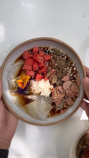 Xueci on Instagram: "Bing Fen (Sichuan ice jelly dessert) 丨红糖冰粉 Bing Fen is the essential Sichuan summer dessert. Traditionally made from the seeds of Nicandra physalodes, topped with sugar syrup, nuts, and dried fruits. It has an unique texture, known as 爽滑(cooling and slippery mouthfeel) in Chinese. On many sweltering days in the early 2000s, I’d spend my summer vacation biking all day on the Yangtze riverside, and enjoy a bowl of Bingfen at a furniture store (they put out a fridge on the stre