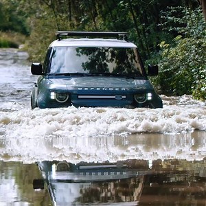 Praktisch, robust, Defender Hard Top! Die Land Rover Legende kehrt zurück. Die moderne Neuauflage macht ihn zum robustesten Mitglied der Defender Familie. Bereit für die anspruchsvollsten Jobs!​ Erfahren Sie mehr: bit.ly/Defender_HardTop_ | Range Rover