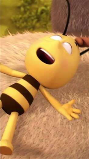 Naprzód, marsz! Żołnierze niosą króla Willy’ego 👑 🐝 Pszczółka Maja #Shorts