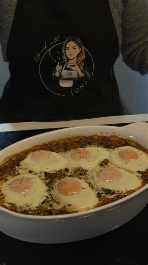 JUNA on Instagram: "Burani 🇦🇱 Zutaten • 1 Bund Frühlingszwiebeln • 3 Knoblauchzehen • 500 g Spinat (frisch) • 1 Packung passierte Tomaten • Olivenöl • 1 Glas Reis (Milchreis oder Rundkornreis) • 2 Gläser Wasser • Petersilie, Dill • Oregano (optional) • Salz • Eier (Menge nach Geschmack, ca. 4-6 Stück) ⸻ Zubereitung 1. Vorbereitung • Frühlingszwiebeln und Knoblauch fein hacken. • Spinat klein schneiden. • Reis in lauwarmem Wasser einweichen, damit er weicher wird. 2. Anbraten • Olivenöl in eine