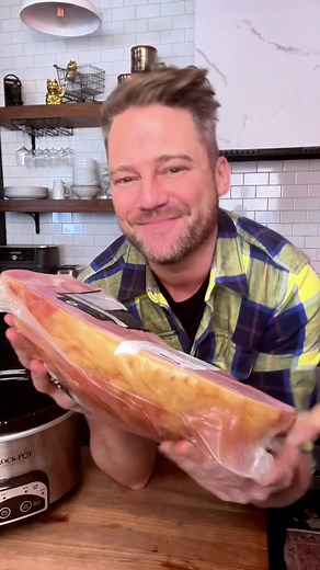 Le jambon avec os est en spécial cette semaine! Un classique chez moi jambon bière érable. Recette complète sur maxlaffame.com #jambonbiereerable #jambon #maxlaffame | Max L'Affamé