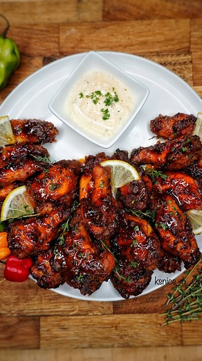 FINGERLICKING HONEY CAJUN GARLIC BUTTER WINGS 🔥🎯💃🏽🚀🥰🧨☄️🏆💯. Super Juicy Sweet & Spicy Cajun garlic butter wings. Wings marinated in a sweet and spicy marinate, popped them in the oven then thrown in a Super flavourful honey chilli garlic butter sauce. OMG has to be one of the best wings ever, and trust me I’ve tried a lot of different ones in my time. This was SO GOOD 🤤!! . . DM FOR MORE INFO TO GET MY DAILY RECIPES. . . #cajunwings #wings #chickenwings #bestfood #hungry #utah #hollywoo