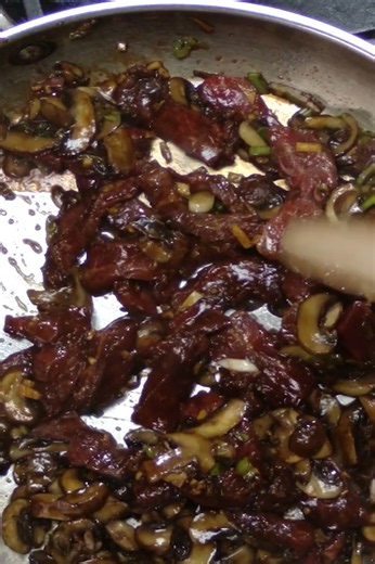 Flank steak simmered with mushrooms and green onions