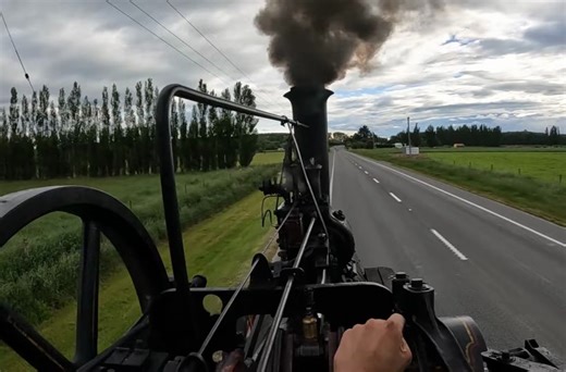 驾驶蒸汽拖拉机上公路-第一视角拍摄