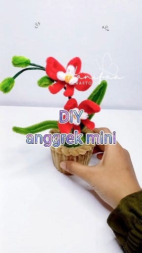 38K views · 548 reactions | Diy tutorial anggrek mini Mini jadi bunganya cuma 2 biji Kapan² bikin yang gede yok #idekreatif #tutorial #bungakawatbulu #diy #handcraft #handmade #pipecleanerart #kerajinantangan #fuzzywireflowers #bunganggrek | Hanifaa Craftopia | Facebook